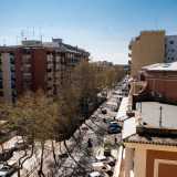Da qui su � possibile osservare viale della Repubblica e attorno a noi gli altri moderni edifici del quartiere Carrassi: quelli che accerchiano questo secolare palazzo che ha resistito a tristi abbattimenti e demolizioni